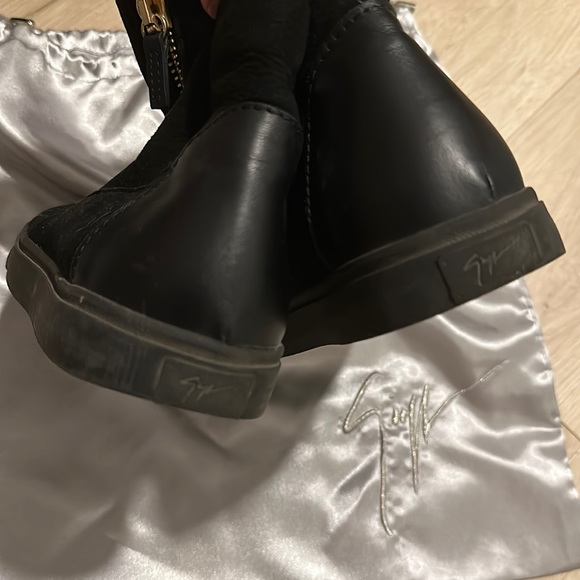 Giuseppe Zanotti fur boots with golden sided chains - Picture 3 of 5